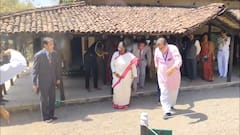 Draupadi Murmu at Sevagram Ashram : राष्ट्रपती द्रौपदी मुर्मू यांनी दिली सेवाग्राम आश्रम, बापुकुटीला भेट; चरख्यावर सुतकताईही केली, Photos