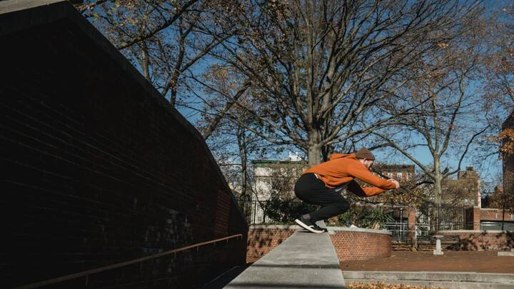 Geriatric parkour is typically a sport in which people climb a wall. Overcomes difficulties and moves faster. Its geriatric version made for the elderly is quite different. There are no dangerous stunts in it, instead the focus is on increasing body balance, flexibility and confidence.