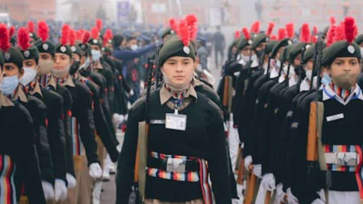 इसके अलावा महिलाओं के लिए शॉर्ट सर्विस कमीशन के तहत एंट्री का ऑप्शन है. वहीं टेक्निकल बैकग्राउंड वाले उम्मीदवार टीईएस और यूईएस जैसी स्कीम के जरिए भी अफसर बन सकते हैं.