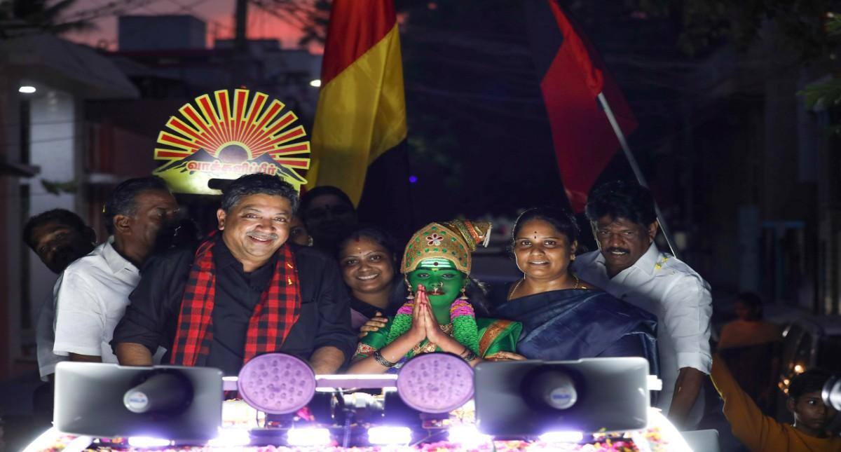 மதுரை மீனாட்சியம்மன் வேடமணிந்து அமைச்சர் பழனிவேல் தியாகராஜனுக்கு வரவேற்பு அளித்த சிறுமி !