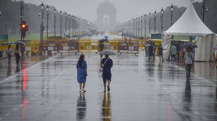Delhi-Weather Update : ਰਾਸ਼ਟਰੀ ਰਾਜਧਾਨੀ ਦਿੱਲੀ ਵਿੱਚ ਮੌਸਮ ਬਦਲ ਰਿਹਾ ਹੈ। ਮੌਸਮ ਵਿਭਾਗ ਨੇ ਅਗਲੇ ਕੁਝ ਘੰਟਿਆਂ ਲਈ ਰਾਜਧਾਨੀ ਵਿੱਚ ਗਰਜ-ਤੂਫ਼ਾਨ ਅਤੇ ਮੀਂਹ ਲਈ ਯੈਲੋ ਅਲਰਟ ਜਾਰੀ ਕੀਤਾ ਹੈ। ਮੌਸਮ ਵਿਭਾਗ ਦੇ ਅਨੁਸਾਰ ਸ਼ਾਮ ਨੂੰ ਸ਼ਹਿਰ ਦੇ ਕੁਝ ਇਲਾਕਿਆਂ ਵਿੱਚ ਗਰਜ ਦੇ ਨਾਲ ਹਲਕੀ ਬਾਰਿਸ਼ ਹੋ ਸਕਦੀ ਹੈ। ਆਈਐਮਡੀ ਨੇ ਦੱਸਿਆ ਕਿ ਸ਼ਹਿਰ ਵਿੱਚ ਘੱਟੋ-ਘੱਟ ਤਾਪਮਾਨ 24 ਡਿਗਰੀ ਸੈਲਸੀਅਸ ਦਰਜ ਕੀਤਾ ਗਿਆ, ਜੋ ਇਸ ਸੀਜ਼ਨ ਵਿੱਚ ਹੁਣ ਤੱਕ ਦਾ ਸਭ ਤੋਂ ਵੱਧ ਹੈ, ਜਦੋਂ ਕਿ ਵੱਧ ਤੋਂ ਵੱਧ ਤਾਪਮਾਨ 39 ਡਿਗਰੀ ਸੈਲਸੀਅਸ ਦੇ ਆਸ-ਪਾਸ ਪਹੁੰਚਣ ਦੀ ਉਮੀਦ ਹੈ।