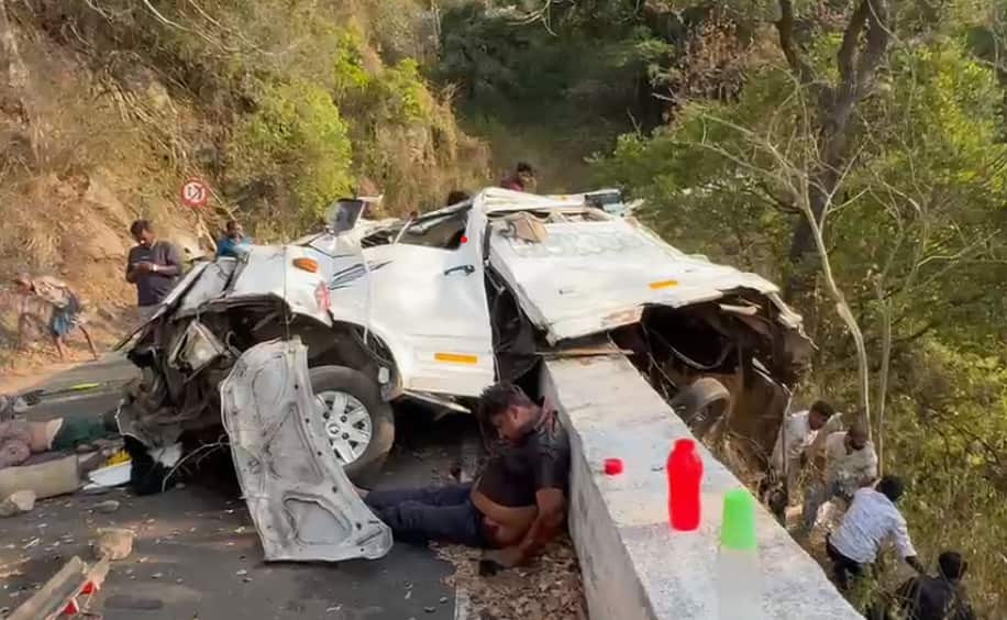 Valparai Accident: சுற்றுலா சென்ற இடத்தில் நேர்ந்த சோகம்! – வால்பாறை மலைப்பாதையில் வேன் கவிழ்ந்து 7 பேர் உயிரிழப்பு
