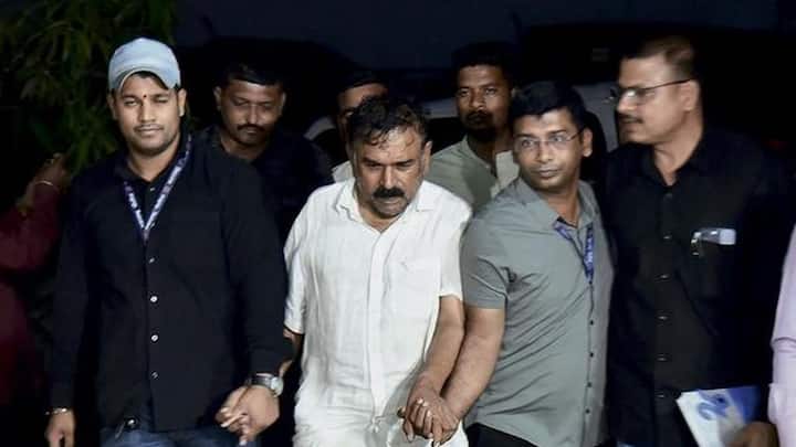 महिलांचा लैंगिक शोषण केल्याप्रकरणी अशोक खरातला ताब्यात घेण्यात आलं आहे. तसेच सदर प्रकरणात अनेक धक्कादायक माहिती समोर येत आहे. याचदरम्यान, आज अशोक खरातचे निकटवर्तीय जितेंद्र शेळके यांचं अपघाती निधन झालं आहे.