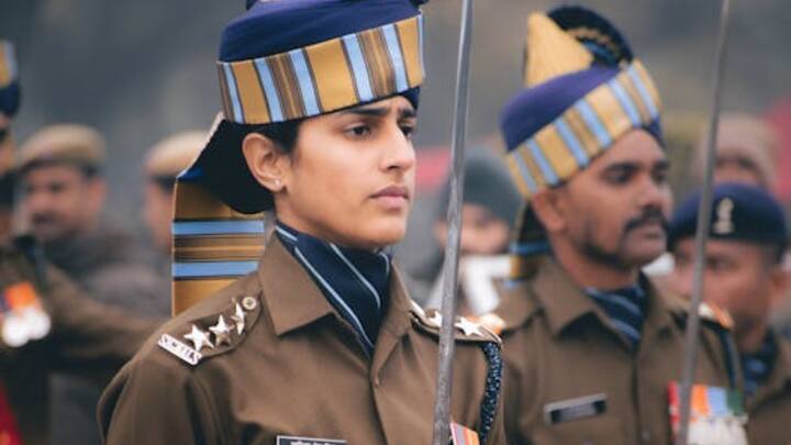 वहीं ग्रेजुएशन के बाद सीडीएस परीक्षा के जरिए भी सेना में अधिकारी बनने का मौका मिलता है. इसमें सफल उम्मीदवारों को इंडियन मिलिट्री एकेडमी, एयर फोर्स एकेडमी या नेवल एकेडमी में ट्रेनिंग के लिए भेजा जाता है.