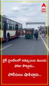 పెనమలూరు రోడ్డుపై బైక్‌ స్టంట్స్‌తో యువకుడు హల్‌చల్