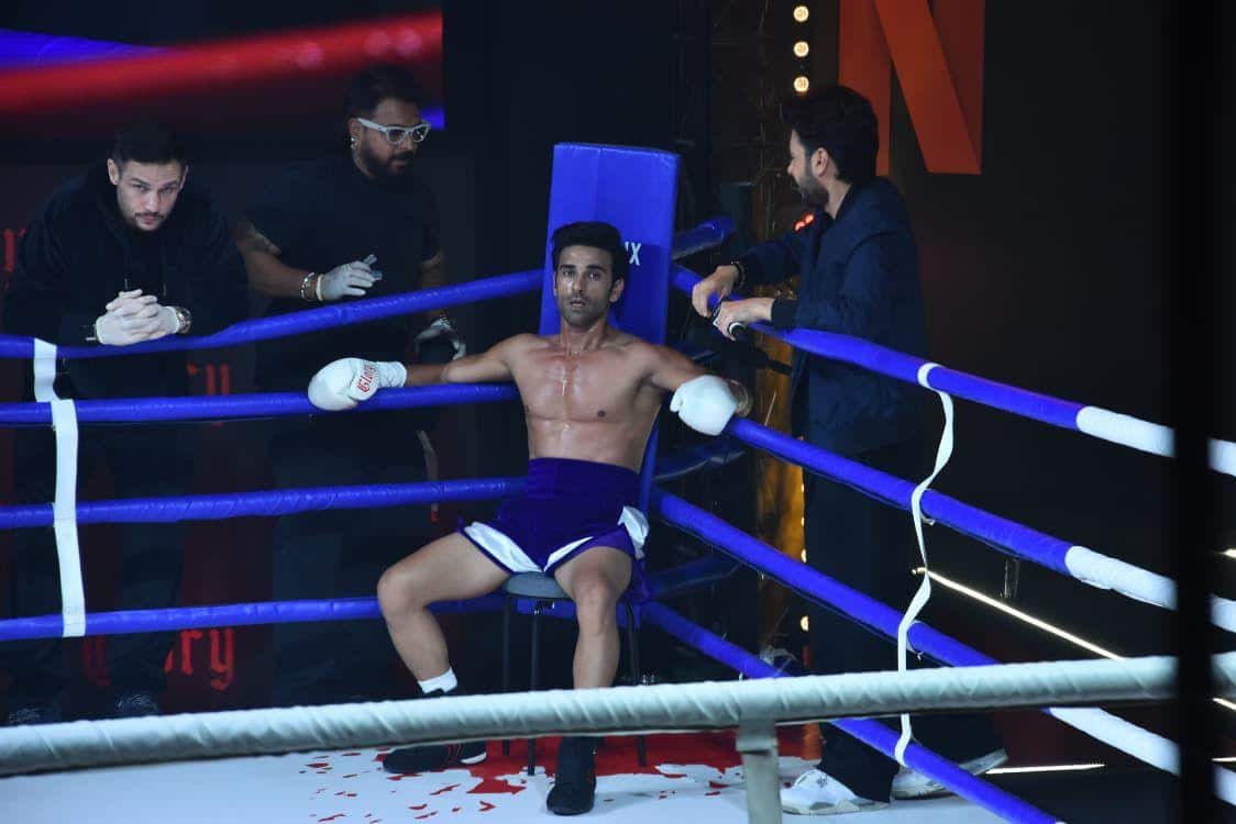 Pulkit Samrat ने रचा इतिहास, Glory के ट्रेलर लॉन्च पर नीरज गोयत के साथ लाइव बॉक्सिंग करने वाले पहले भारतीय एक्टर बने