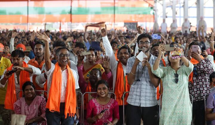তরুণ দোকানদার জানিয়েছেন, প্রধানমন্ত্রী তাঁর থেকে তাঁর নাম, ম-বাবার নাম সবকিছুই খুঁটিয়ে জিজ্ঞেস করেছেন। সেই সঙ্গে কেমন রোজগার হয় সেই খোঁজও নিয়েছেন।