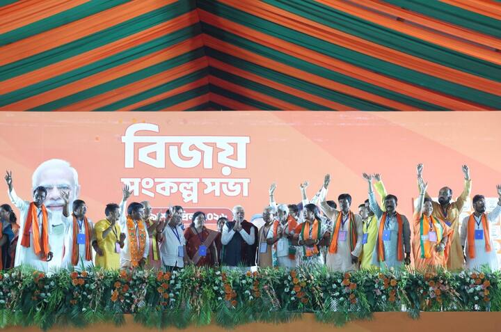 নিজের এক্স হ্যান্ডেলে ঝালমুড়ি খাওয়ার ছবি, ভিডিও শেয়ার করেছেন নরেন্দ্র মোদি। ইতিমধ্যেই সেইসব ছবি-ভিডিও সোশ্যাল মিডিয়ার বিভিন্ন মাধ্যমে ভাইরাল হয়েছে ব্যাপক ভাবে।