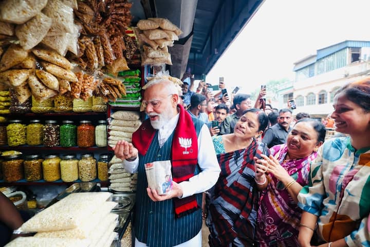 দোকানে এসে আর পাঁচজন সাধারণ ক্রেতার মতোই দোকানিকে ঝালমুড়ি বানাতে বলেন মোদি। সেই সঙ্গে জেনে নেন, ভাল ঝালমুড়ির দাম কত। তারপর পকেট থেকে টাকা বের করে দেন দোকানিকে।