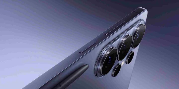 Samsung Galaxy S26 Ultra को कंपनी ने कई स्टोरेज विकल्पों के साथ बाजार में उतारा है ताकि यूजर्स अपनी जरूरत के हिसाब से सही वेरिएंट चुन सकें. इस फोन की शुरुआती कीमत लॉन्च के समय काफी प्रीमियम रखी गई थी लेकिन अब इस पर आकर्षक छूट मिलने लगी है. अलग-अलग वेरिएंट्स की कीमतें भले ही ज्यादा हों लेकिन मौजूदा ऑफर के चलते इसकी शुरुआती कीमत में अच्छी-खासी कमी देखने को मिल रही है. करीब 9 हजार रुपये के डिस्काउंट के बाद यह हाई-एंड स्मार्टफोन पहले के मुकाबले काफी सस्ता हो गया है जिससे इसे खरीदना अब थोड़ा आसान हो गया है.