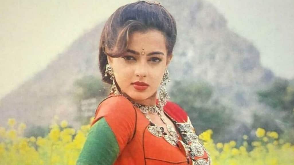 Mamta Kulkarni Birthday: टॉपलेस फोटोशूट से विवादों में घिरीं, ड्रग डीलर संग शादी की खबरें, अब सबकुछ छोड़कर साध्वी बनीं ममता कुलकर्णी