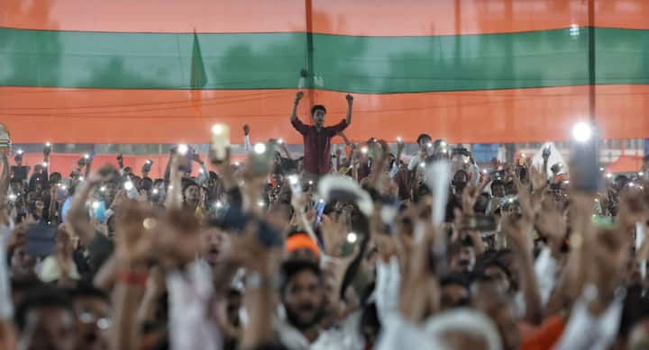 প্রধানমন্ত্রীকে ঝালমুড়ি খাওয়াতে পেরে আপ্লুত দোকানদার। মোটেই টাকা নিতে চাননি যুবক। একপ্রকার জোর করেই দাম দিয়ে তবে ঝালমুড়ি খেয়েছেন মোদি।