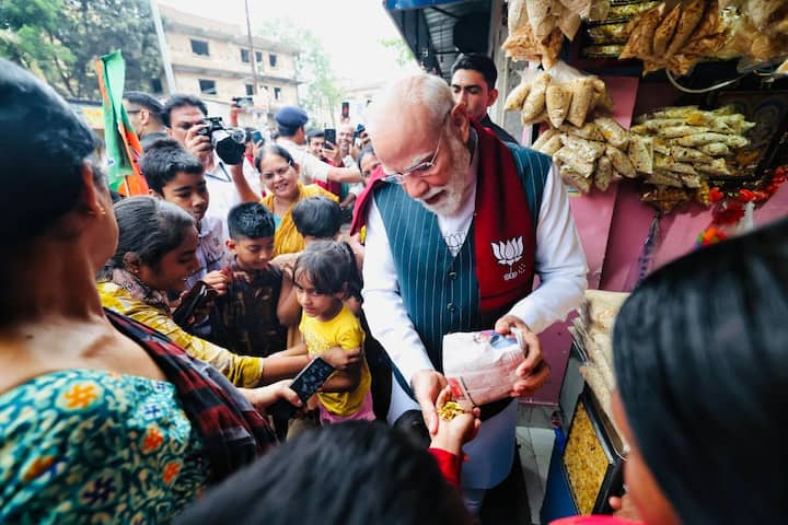 প্রধানমন্ত্রীকে অত সামনে থেকে দেখতে পেয়ে তখন উচ্ছ্বসিত সকলেই। চারপাশে উঠছে, 'ভারত মাতা কি জয়', 'জয় শ্রী রাম', 'মোদিজি কি জয়' স্লোগান।