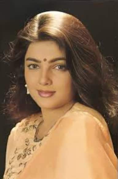 Mamta Kulkarni Birthday: टॉपलेस फोटोशूट से विवादों में घिरीं, ड्रग डीलर संग शादी की खबरें, अब सबकुछ छोड़कर साध्वी बनीं ममता कुलकर्णी