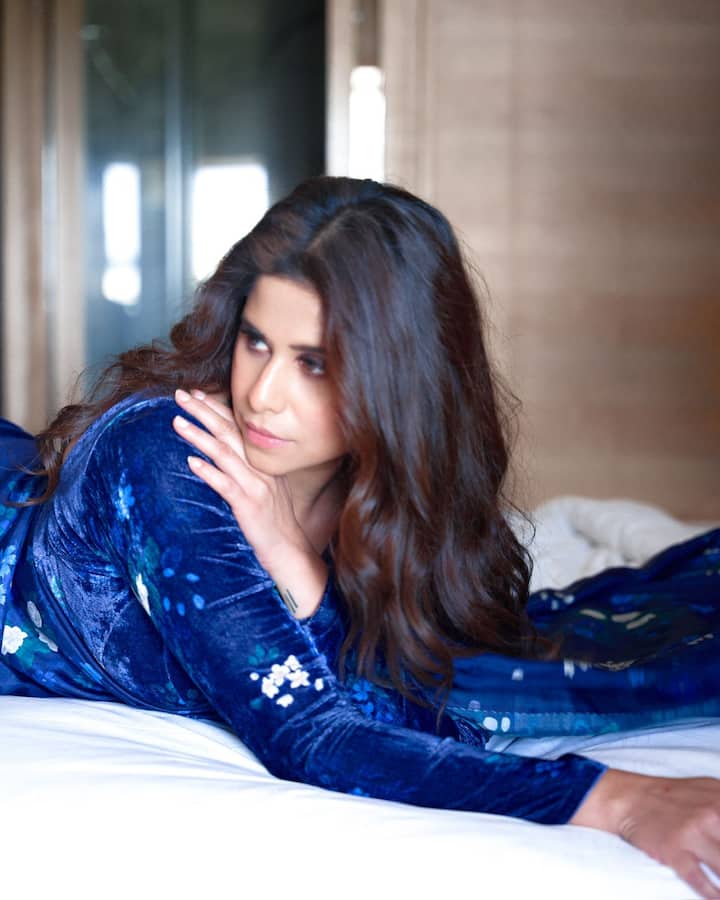 निळ्या रंगाची साडी तिने अत्यंत ग्रेसफुल पद्धतीने कॅरी केलीय, त्यासोबतच मिनिमल मेकअप तिच्या नैसर्गिक सौंदर्याला अधिक खुलवत आहे