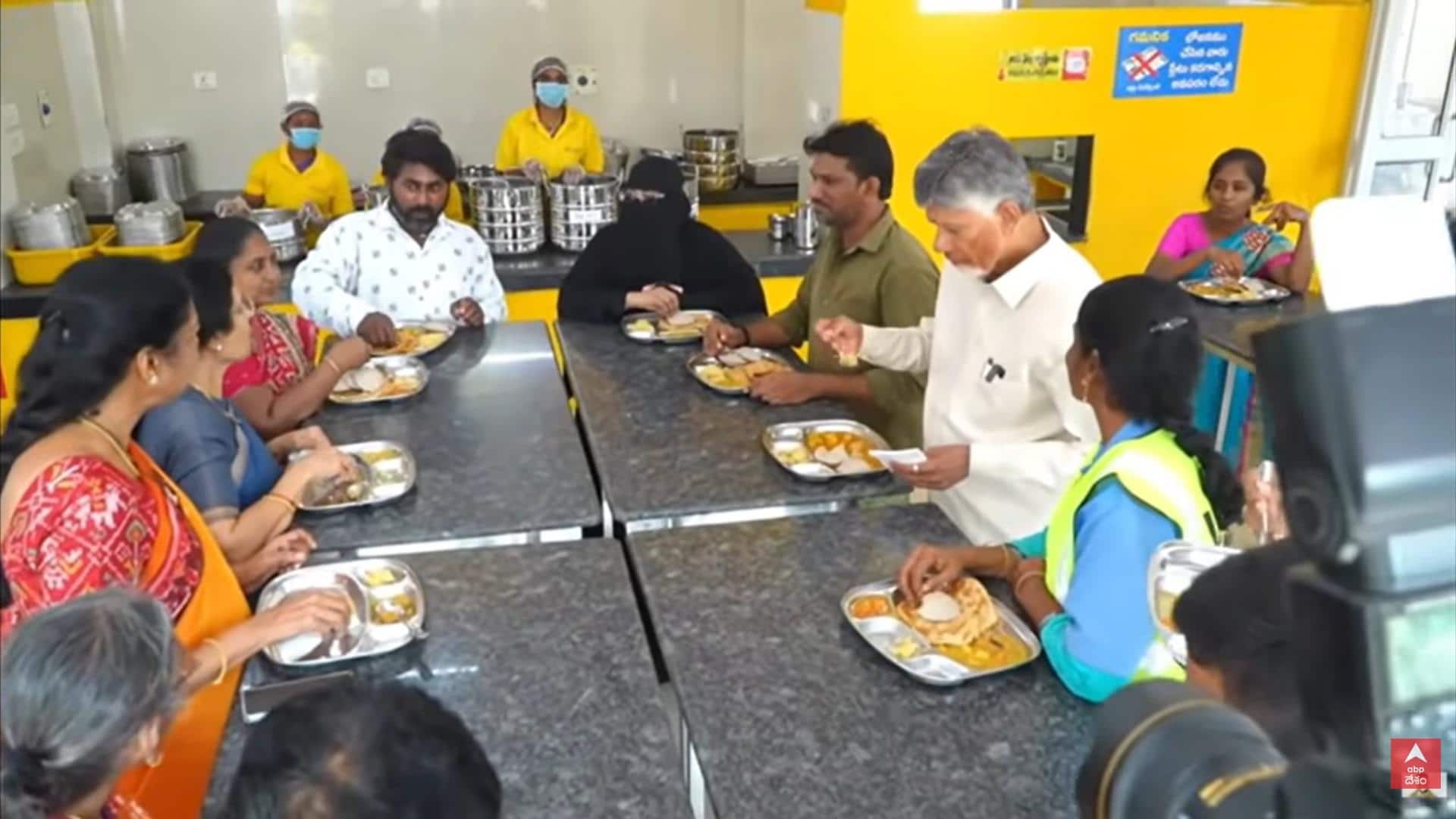 Chandrababu Birthday Celebrations: అన్న క్యాంటీన్లో బ్రేక్ ఫాస్ట్ చేసిన చంద్రబాబు దంపతులు.. సాదాసీదాగా బర్త్డే జరుపుకున్న ఏపీ సీఎం
