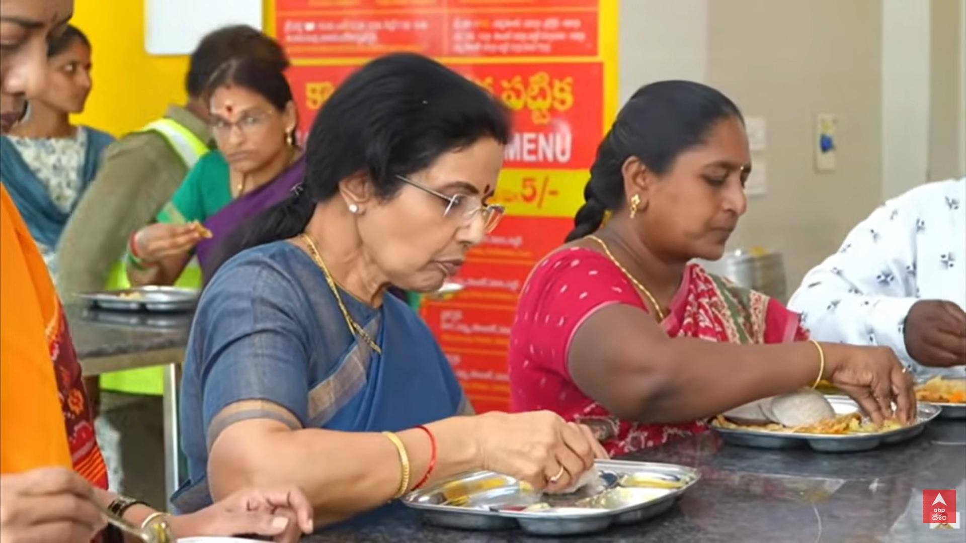 Chandrababu Birthday Celebrations: అన్న క్యాంటీన్లో బ్రేక్ ఫాస్ట్ చేసిన చంద్రబాబు దంపతులు.. సాదాసీదాగా బర్త్డే జరుపుకున్న ఏపీ సీఎం
