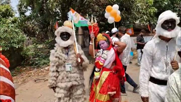 'মটর কলাই গোল গোল.. দাঁতে ভাঙে না..', শিবপ্রসাদ-নন্দিতার ছবি 'বহুরূপী'-র গুরুত্বপূর্ণ অংশ ছিল এই বহুরূপীরা। এই ছবি মুক্তির পরে, ভীষণ জনপ্রিয় হয়েছিল বহুরূপীদের এই ছড়া কেটে গান। প্রচারের আলোয় এসেছিলেন ননীচোরা দাস বাউলও!