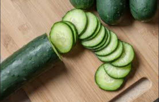 Cucumber Benefits  : ਖੀਰਾ ਖਾਣ ਨਾਲ ਸਰੀਰ ਦੇ ਪੌਸ਼ਟਿਕ ਤੱਤਾਂ ਦੀ ਕਮੀ ਦੇ ਨਾਲ-ਨਾਲ ਬਿਮਾਰੀਆਂ ਤੋਂ ਵੀ ਛੁਟਕਾਰਾ ਮਿਲਦਾ ਹੈ। ਪਰ ਕੀ ਤੁਹਾਨੂੰ ਪਤਾ ਹੈ ਕਿ ਖੀਰੇ ਨੂੰ ਖਾਣ ਦੇ ਕਈ ਨੁਕਸਾਨ ਵੀ ਹਨ। ਇਸ ਲਈ ਰਾਤ ਨੂੰ ਖੀਰਾ ਖਾਣ ਤੋਂ ਅਕਸਰ ਮਨ੍ਹਾਂ ਕੀਤਾ ਜਾਂਦਾ ਹੈ। ਇਕ ਕਹਾਵਤ ਹੈ  ਸਵੇਰ ਵੇਲੇ ਖੀਰਾ ਖੀਰਾ, ਦਿਨ 'ਚ ਖੀਰਾ ਹੀਰਾ ਤੇ ਰਾਤ 'ਚ ਖੀਰਾ ਜ਼ੀਰਾ। ਦਰਅਸਲ ਅਜਿਹਾ ਇਸ ਲਈ ਕਿਹਾ ਜਾਂਦਾ ਹੈ ਕਿਉਂਕਿ ਜੇਕਰ ਤੁਸੀਂ ਸਵੇਰ ਸਮੇਂ ਖੀਰਾ ਖਾਂਦੇ ਹੋ ਤਾਂ ਉਸ ਦਾ ਫਾਇਦਾ ਖੀਰੇ ਦੇ ਬਰਾਬਰ ਮਿਲੇਗਾ। ਜੇਕਰ ਤੁਸੀਂ ਦਿਨ 'ਚ ਖੀਰਾ ਖਾਂਦੇ ਹੋ ਤਾਂ ਤੁਹਾਡੇ ਸਰੀਰ ਦੇ ਲਈ ਖੀਰਾ ਹੀਰੇ ਦੇ ਬਰਾਬਰ ਕੀਮਤੀ ਹੈ ਤੇ ਜੇਕਰ ਤੁਸੀਂ ਰਾਤ 'ਚ ਖੀਰੇ ਦਾ ਸੇਵਨ ਕਰਦੇ ਹੋ ਤਾਂ ਜੀਰੇ ਜਿੰਨ੍ਹਾਂ ਹੀ ਫਾਇਦਾ ਤਹਾਨੂੰ ਮਿਲੇਗਾ।