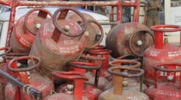 LPG Consumption : ਮੱਧ ਪੂਰਬ ਵਿੱਚ ਚੱਲ ਰਹੇ ਤਣਾਅ ਦਾ ਅਸਰ ਦੇਸ਼ ਦੀ ਐਲਪੀਜੀ ਖਪਤ 'ਤੇ ਵੀ ਨਜ਼ਰ ਆਉਣ ਲੱਗਿਆ ਹੈ। ਸਪਲਾਈ ਵਿੱਚ ਵਿਘਨ ਨੇ ਘਰੇਲੂ ਅਤੇ ਵਪਾਰਕ ਗਾਹਕਾਂ ਦੋਵਾਂ ਨੂੰ ਪ੍ਰਭਾਵਿਤ ਕੀਤਾ ਹੈ, ਜਿਸਦੇ ਨਤੀਜੇ ਵਜੋਂ ਮਾਰਚ ਵਿੱਚ ਗੈਸ ਦੀ ਖਪਤ ਵਿੱਚ ਗਿਰਾਵਟ ਆਈ ਹੈ।