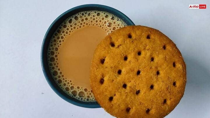 शुरुआत में शुद्धता संबंधी चिंताओं की वजह से विरोध का सामना करने वाले बिस्किट को तब स्वीकृति मिली जब पैकेट बंद, मशीन से बने बिस्किट बाजार में आए. पार्ले जैसी भारतीय कंपनियों ने बाद में इन्हें किफायती बनाया.