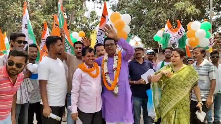 হনুমান থেকে শুরু করে দুর্গা.. বহুরূপীদের দলে ছিল বিভিন্ন আকর্ষণীয় সাজ। গলসি বিধানসভা কেন্দ্রের তৃণমূল কংগ্রেস প্রার্থী অলোক মাঝি এদিন নিজেও কর্মী সমর্থকদের নিয়ে সামিল হয়েছিলেন এই প্রচারে।