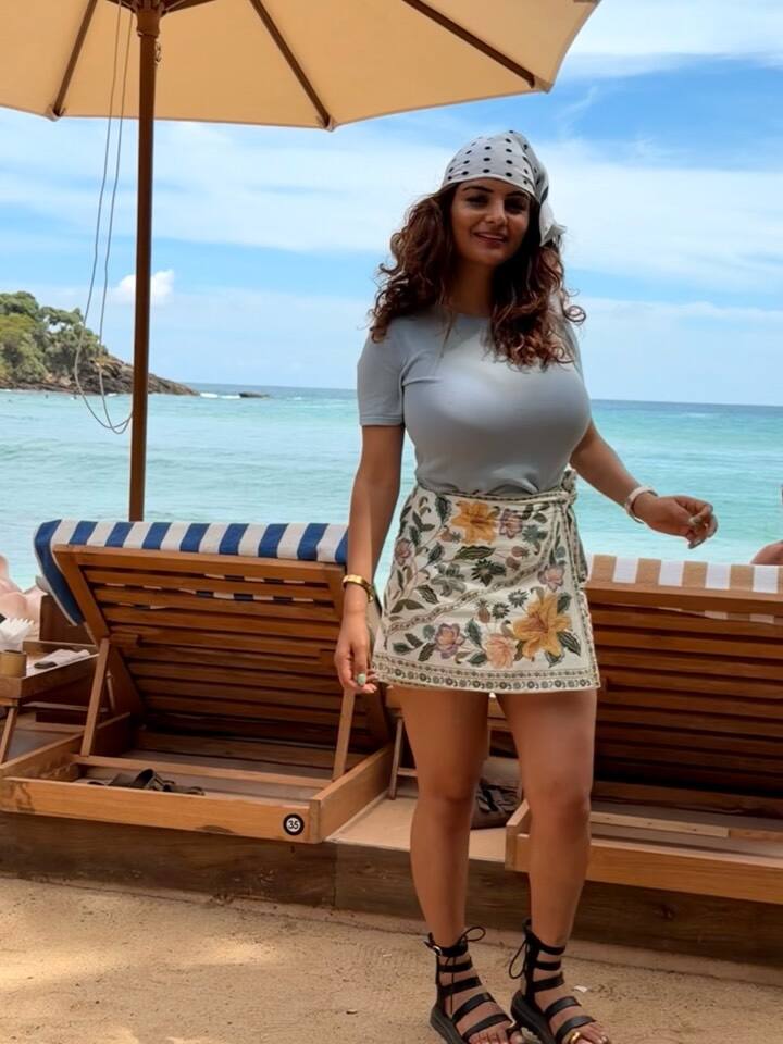 ઓલ્ટ બાલાજી (Alt Balaji) પર એકતા કપૂર (Ekta Kapoor) ની ઇરોટિક વેબ સીરીઝ 'ગંદી બાત' (Gandii Baat) થી એક્ટિંગ ડેબ્યૂ કરનારી અન્વેશી જૈન આજે પોતાની બોલ્ડનેસ માટે ઘણી લોકપ્રિય છે.