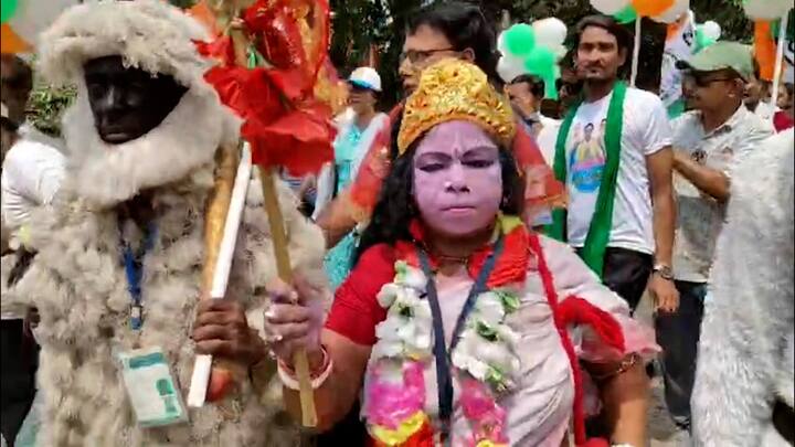 স্থানীয় বাসিন্দাদের সঙ্গে সরাসরি সংযোগ স্থাপনের এই উদ্যোগ তৃণমূল কংগ্রেস প্রার্থী অলোক মাঝির প্রচারকে আরও প্রাণবন্ত করে তোলে, তা বলাই বাহুল্য। নির্বাচনের আগে শেষ মুহূর্তে এমন জনসংযোগ কর্মসূচি তৃণমূল প্রার্থীর প্রচারে কর্মী সমর্থকদের মধ্যে বাড়তি উৎসাহ যুগিয়েছে ।