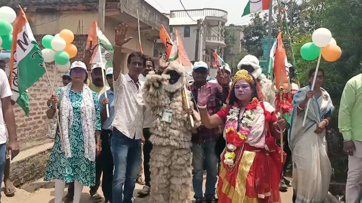 বহুরূপীদের অধিকাংশই সেজেছেন হনুমান! প্রার্থীর সঙ্গে সঙ্গেই হাঁটছেন তাঁরা। দিব্যি লাফালাফি ও করছেন। তৃণমূল কংগ্রেস প্রার্থীর এই প্রচার বেশ নজর কেড়েছে ভোটারদের। 'বহুরূপী' দেখার লোভে, ভিড় জমিয়েছে খুদেরাও।