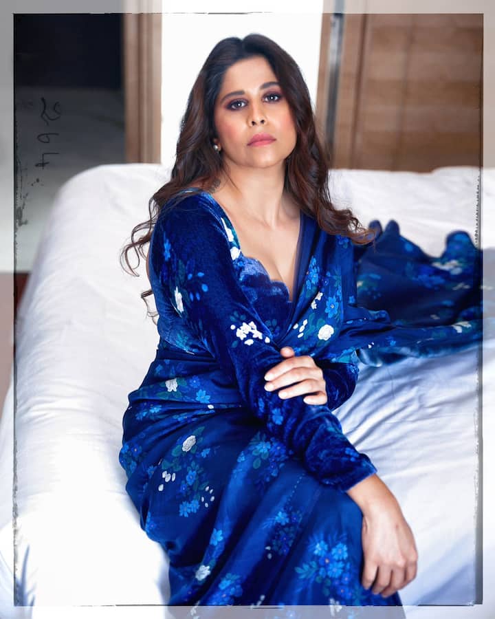 यावेळी तिचा निळ्या साडीतील ग्लॅमरस अंदाज चाहत्यांचे लक्ष वेधून घेत आहे.