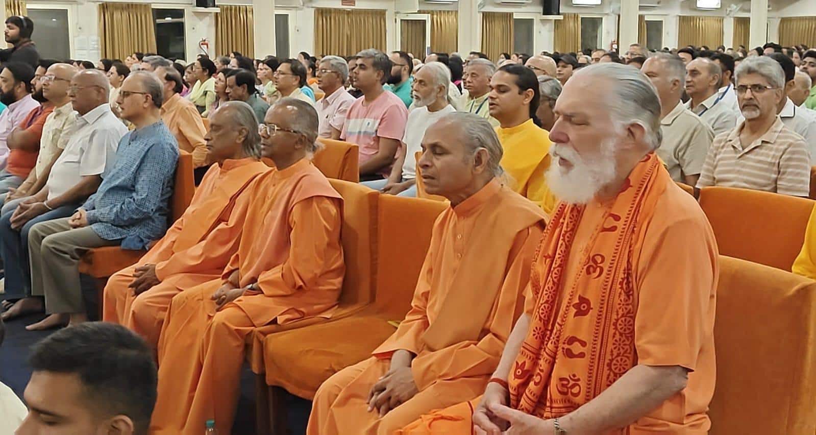 Noida: नोएडा में भक्ति की लहर, हजारों भक्त भय और चिंता को दूर कर ध्यान में हुए मग्न