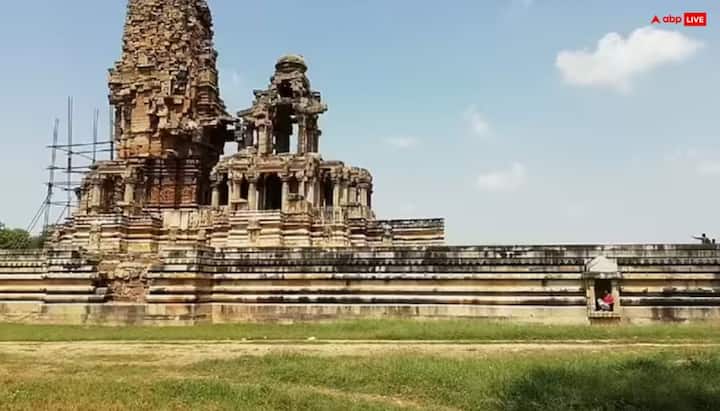 भारत में शिव जी के कई ऐसे अनोखे मंदिर हैं जिनके रहस्य आज भी हैरान करते हैं उन्हीं में से एक हैं मध्यप्रदेश के मुरैना जिले का ककनमठ मंदिर. ये मंदिर सीमेंट, चूना या गारे से नहीं बल्कि एक के ऊपर एक रखे गए बड़े-बड़े पत्थर से बनाया गया है.