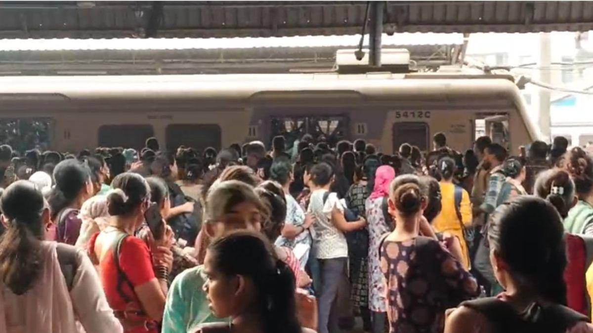 Mumbai Local Train Diva Crowd: मध्य रेल्वेची वाहतूक पुन्हा कोलमडली, दिवा स्थानकात प्रचंड गर्दी, PHOTOS पाहून चक्रावून जाल