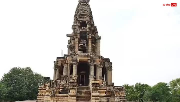 स्थानीय मान्यता है कि इस मंदिर का निर्माण भूतों ने किया है. कहते हैं कि एक रात में अलौकिक शक्तियों ने इसे बनाया लेकिन सुबह होते ही वो शक्तियां इसे अधूरा छोड़कर चली गईं.
