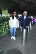 एयरपोर्ट पर लगा सेलेब्स का जमावड़ा, जूही चावला से राजपाल यादव तक, सभी स्टाइलिश अंदाज में आए नजर