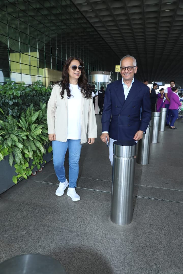 उन्होंने डेनिम और ऑफ व्हाइट जैकेट कैरी की थी. एक्ट्रेस एयरपोर्ट पर अपने पति के साथ दिखी. उन्होंने पैप्स को पोज भी दिए.