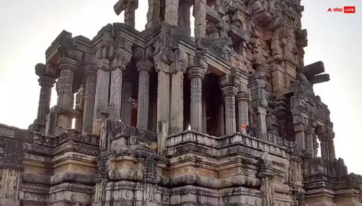हजार साल पुराने इस मंदिर में आपको हर तरफ हिंदू देता की मूर्तियां दिख जाएंगी, लेकिन कई टूटी हुई अवस्था में मौजूद हैं. ऐसा माना जाता है कि इन मूर्तियों ने युद्ध के लिए आए कई शासकों ने तोड़ दिया था.
