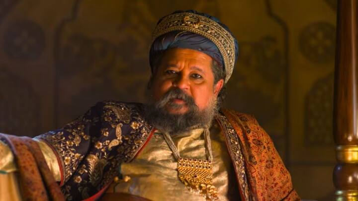 अभिनेता अमोल गुप्ते यांनी राजा शिवाजी चित्रपटात आदिलशाहची भूमिका साकारली आहे.