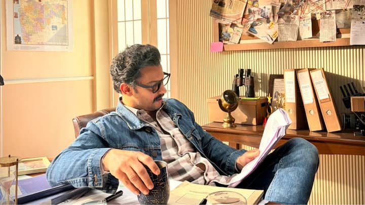 ‘डिटेक्टिव्ह धनंजय’ या आगामी वेब सीरिजमध्ये तो पहिल्यांदाच डिटेक्टिव्हच्या भूमिकेत दिसणार असून, त्याच्या या लूकची सध्या जोरदार चर्चा रंगली आहे.