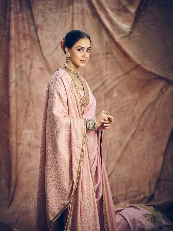 जेनेलिया ने मराठी लुक में  इंस्टाग्राम पर कई फोटोज शेयर की हैं.  जिसमें वो बला की खूबसूरत लग रही है.