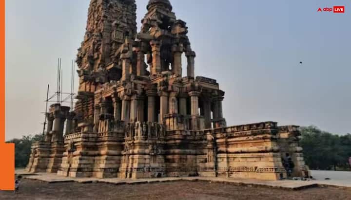 इतिहासकारों के अनुसार यह मंदिर 11वीं शताब्दी में कच्छपघाटा वंश के राजा कीर्तिराज ने बनाया था. यह भगवान शिव को समर्पित एक विशाल मंदिर परिसर का हिस्सा हुआ करता था. आज आसपास के मंदिर खंडहर हो चुके हैं, लेकिन मुख्य मंदिर अब भी मजबूती से खड़ा है.