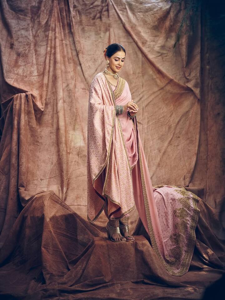 Genelia Deshmukh pink saree traditional look: अभिनेता आणि दिग्दर्शक रितेश देशमुख सध्या त्याच्या आगामी 'राजा शिवाजी' या बहुप्रतिक्षित सिनेमामुळे चर्चेत आहे. या सिनेमात रितेश देशमुख महाराष्ट्राचे आराध्य दैवत छत्रपती शिवाजी महाराज यांची भूमिका साकारत आहे. या बहुचर्चित सिनेमाचा ट्रेलर 20 एप्रिल रोजी अगदी दिमाखात लाँच करण्यात आला.