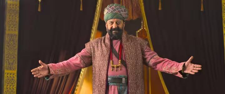 संजय दत्तला आपण या चित्रपटातून अफझल खानच्या भूमिकेत पाहणार आहोत. त्याची ही  खलनायिकाची भूमिका आहे.