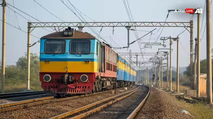 এই ক্ষেত্রে একটা বিষয় মাথায় রাখতে হবে। মাস্টার লিস্টে কোনও যাত্রীর তথ্য যোগ করতে, সেই তথ্যের সঙ্গে আপনার আধার কার্ড লিঙ্কের রিকোয়েস্ট পাঠানো হয়। এই ধাপটি সম্পন্ন করা অত্যন্ত গুরুত্বপূর্ণ। কারণ, এর মাধ্যমে তথ্যের সুরক্ষা নিশ্চিত হয়। এখানে টিকিট বুকিং সংক্রান্ত যেকোনও ধরনের প্রতারণা এড়ানো সম্ভব। এটি রেলওয়ের নিরাপত্তা প্রক্রিয়ারও একটি অপরিহার্য অংশ।