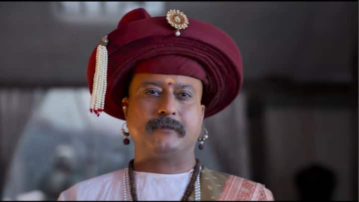 अभिनेता जितेंद्र जोशी याने राजा शिवाजी चित्रपटात छत्रपती शिवाजी महाराजांचे मुख्य वकील गोपीनाथपंत बोकील यांची भूमिका साकारली आहे. याच गोपीनाथपंत बोकील यांनी अफजलखानाला प्रतापगडाच्या पायथ्याशी येण्यासाठी राजी केले होते.