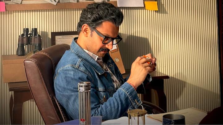 समोर आलेल्या त्याच्या लूकमध्ये रहस्य, आत्मविश्वास स्पष्ट दिसते.