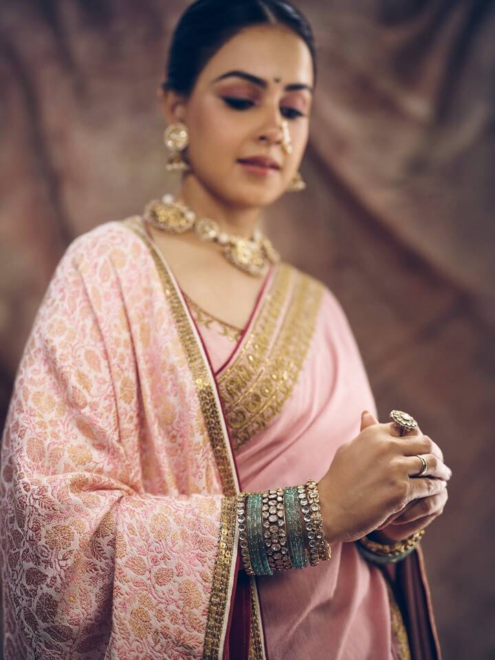 छत्रपती शिवाजी महाराज यांची ऐतिहासिक गाथा मराठी आणि हिंदी अशा दोन्ही भाषांमध्ये प्रेक्षकांना पाहता येणार आहे. महाराष्ट्र दिनी हा सिनेमा संपूर्ण जगभरात प्रदर्शित होत आहे.