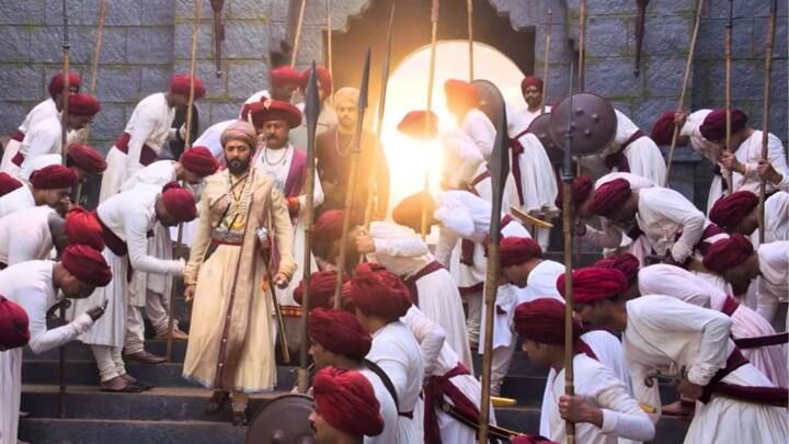 राजा शिवाजी चित्रपटात प्रतापगडाच्या पायथ्याशी झालेल्या लढाईचा प्रसंग दाखवण्यात आला आहे.