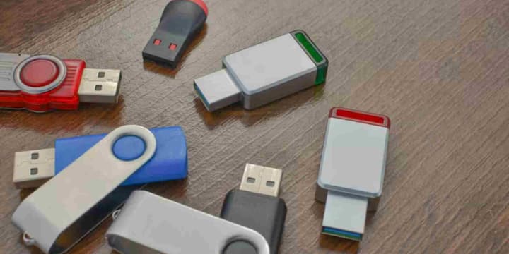 USB Killer की असली ताकत उसके काम करने के तरीके में छिपी होती है. जब इसे USB पोर्ट में लगाया जाता है तो यह सबसे पहले डिवाइस से ही बिजली खींचना शुरू करता है. इसके अंदर लगे छोटे-छोटे कैपेसिटर इस ऊर्जा को जमा करते रहते हैं.