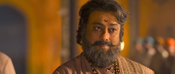 सचिन खेडेकर यांनी शिवाजी महारांजे वडील शहाजीराजे भोसले यांची भूमिका साकारली आहे.
